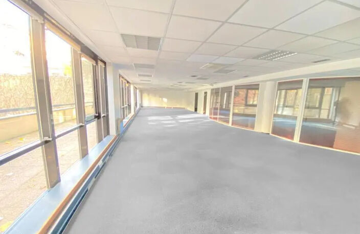 Location bureaux Issy Les Moulineaux. Au cœur du centre ville, à 50 mètres du métro Mairie d'Issy (M12), Corpimmo vous propose une surface de bureaux à louer lumineuse sur cour et rationnelle — photo 5