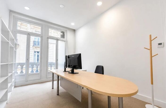 Bureaux à louer 351m² PARIS 16ème Nord, transports proches, ascenseur, accès sécurisé, hôte d’accueil, plug&play, chauffage immeuble, fibre optique, parquet, salles de réunion — photo 5