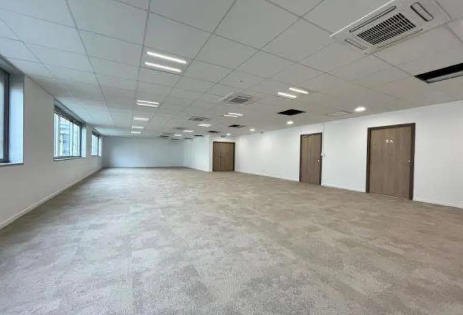 Dans un environnement tertiaire et commerçant à proximité du métro ligne 9, CORPIMMO vous propose une belle surface de bureaux rénovée à la location au sein d'un immeuble de standing proche des transports en commun — photo 1