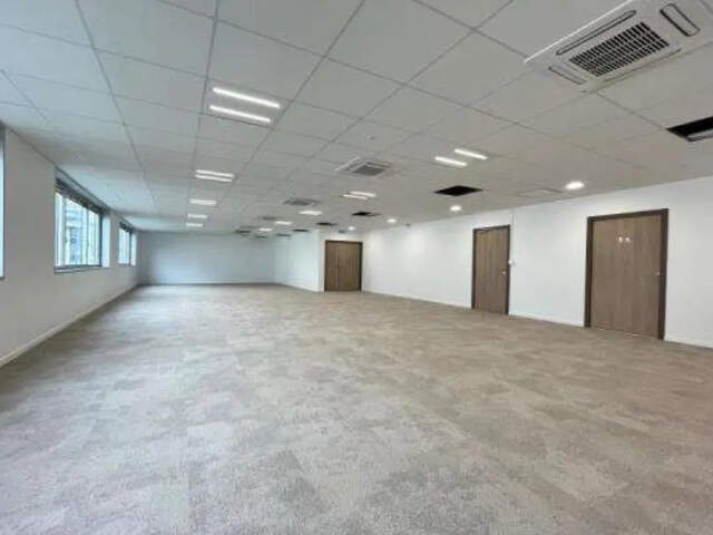 Dans un environnement tertiaire et commerçant à proximité du métro ligne 9, CORPIMMO vous propose une belle surface de bureaux rénovée à la location au sein d'un immeuble de standing proche des transports en commun — photo du bien
