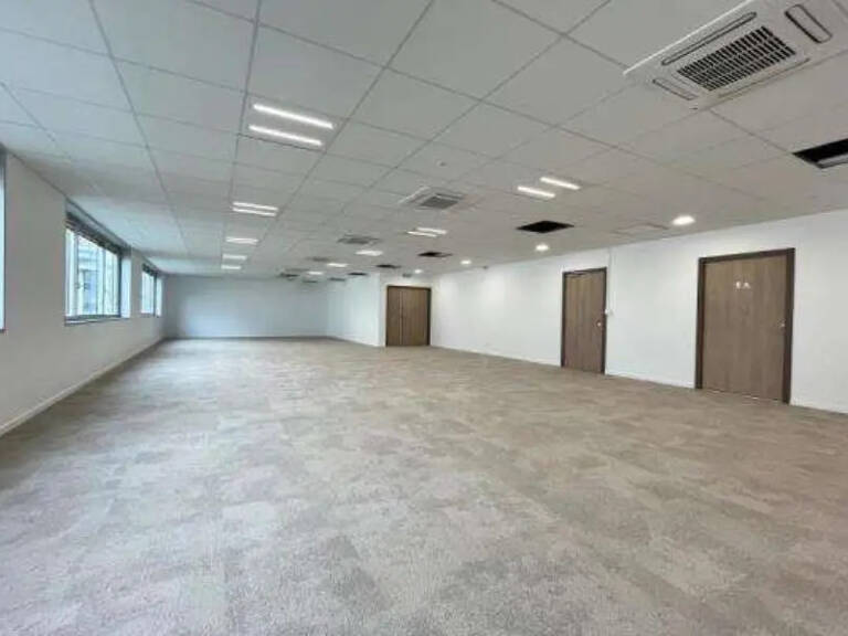 Dans un environnement tertiaire et commerçant à proximité du métro ligne 9, CORPIMMO vous propose une belle surface de bureaux rénovée à la location au sein d'un immeuble de standing proche des transports en commun — photo 1