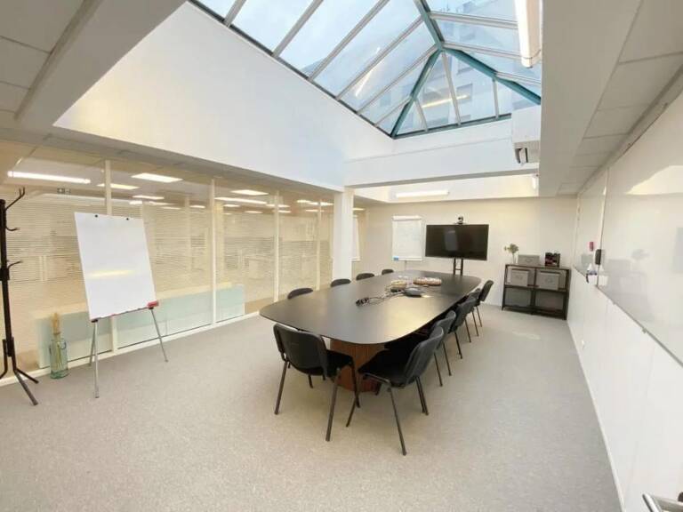 Bureaux récemment rénovés à louer à Boulogne-Billancourt dans un bel immeuble restructuré, certifié et avec plusieurs espaces extérieurs dont un de 360 m² — photo 1