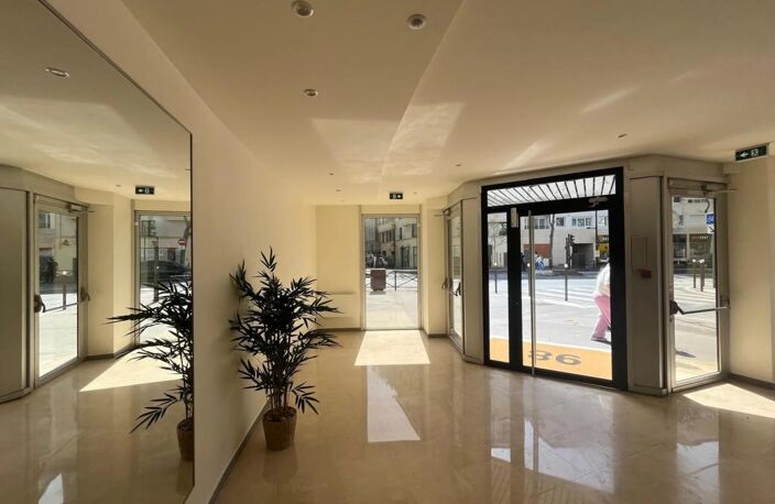 CORPIMMO vous propose à la location un plateau bureaux dans un immeuble récent et proche du métro Jean Jaurès. Surface lumineuse et climatisée — photo 2