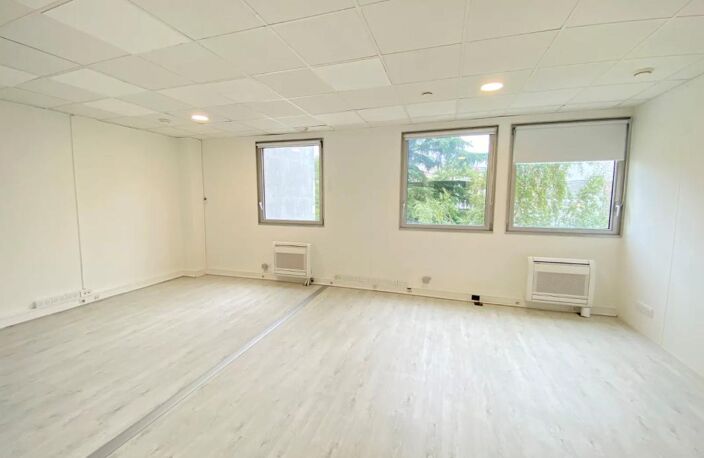CORPIMMO vous propose à la location un plateau bureaux dans un immeuble récent et proche du métro Jean Jaurès. Surface lumineuse et climatisée — photo 3