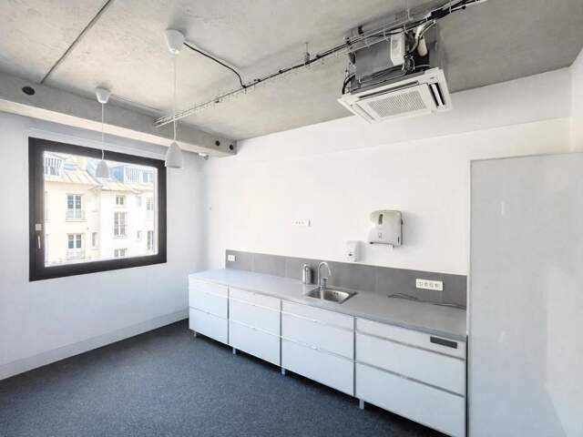 Bureaux à louer : plateaux de 353 m² divisibles à Boulogne-Billancourt. Immeuble moderne, proche des transports, sécurisé, lumineux, cuisine aménagée, climatisation, fibre optique — photo du bien