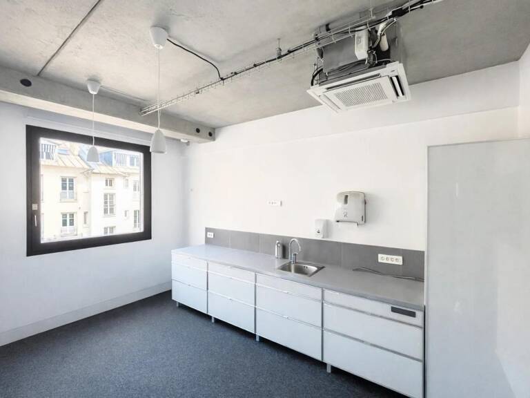 Bureaux à louer : plateaux de 353 m² divisibles à Boulogne-Billancourt. Immeuble moderne, proche des transports, sécurisé, lumineux, cuisine aménagée, climatisation, fibre optique — photo 1
