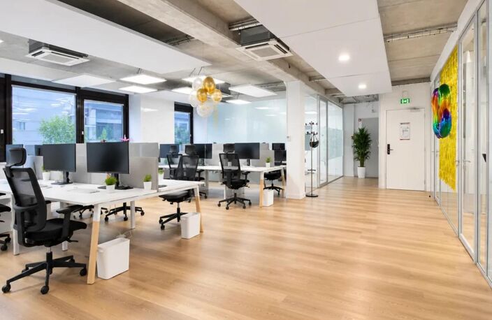 Bureaux à louer : plateaux de 353 m² divisibles à Boulogne-Billancourt. Immeuble moderne, proche des transports, sécurisé, lumineux, cuisine aménagée, climatisation, fibre optique — photo 2