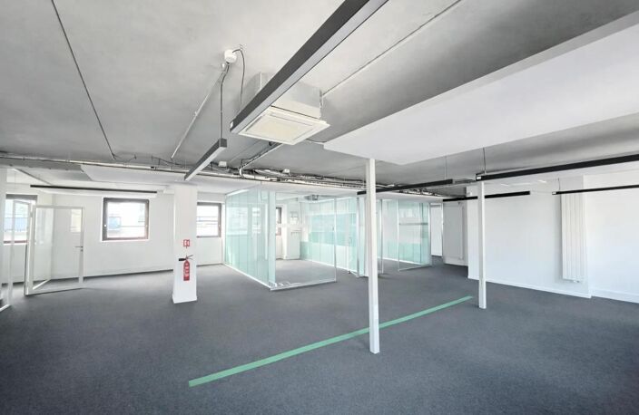 Bureaux à louer : plateaux de 353 m² divisibles à Boulogne-Billancourt. Immeuble moderne, proche des transports, sécurisé, lumineux, cuisine aménagée, climatisation, fibre optique — photo 4