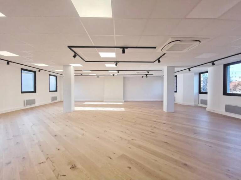Bureaux à louer de 195 m² à Boulogne-Billancourt : accès sécurisés, ascenseur, climatisation réversible, plateau aménagé. Hall entrée rénové, pavé LED, 2ème étage traversant. Cuisine équipée, terrasse, chauffage électrique — photo 1
