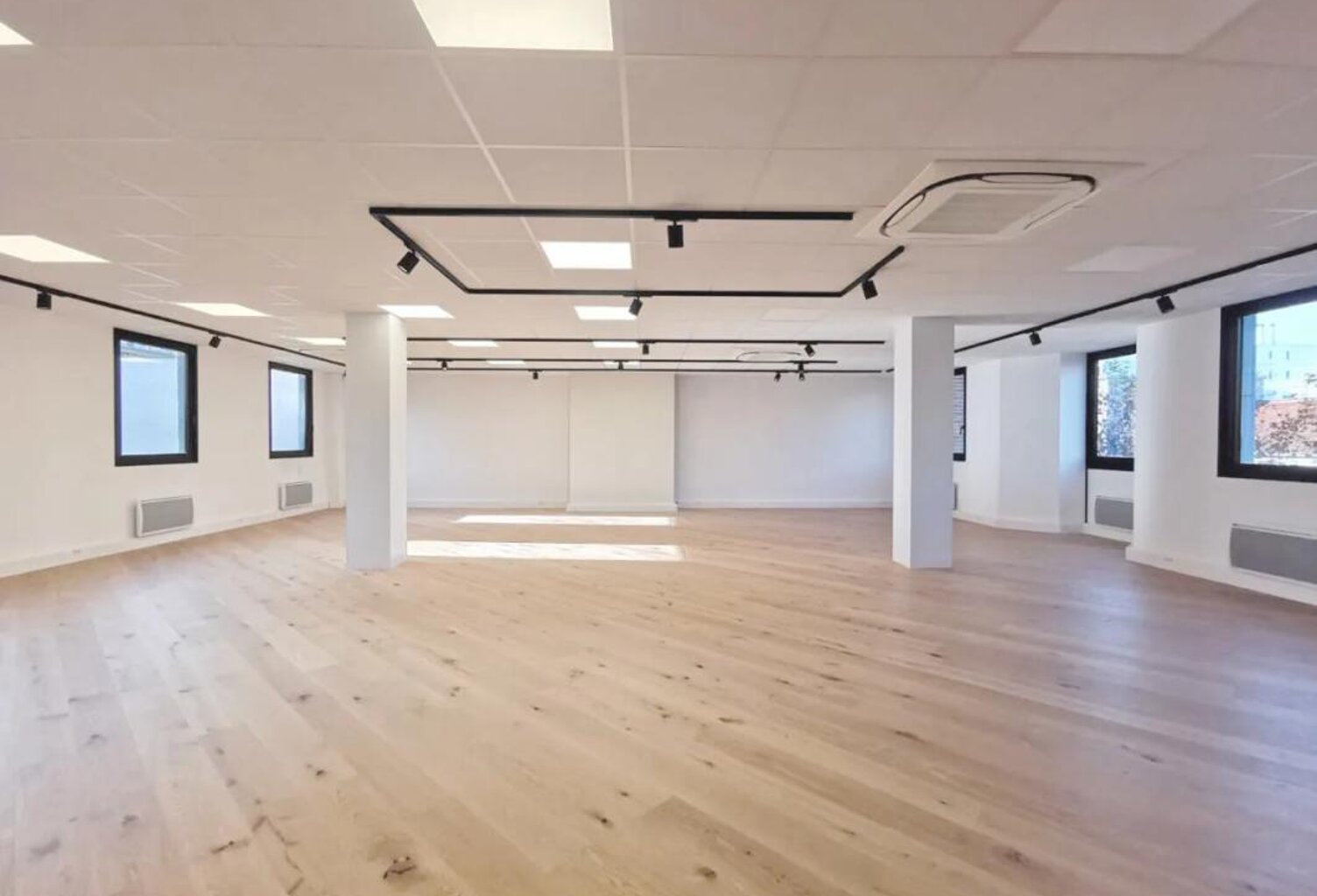 Bureaux à louer de 195 m² à Boulogne-Billancourt : accès sécurisés, ascenseur, climatisation réversible, plateau aménagé. Hall entrée rénové, pavé LED, 2ème étage traversant. Cuisine équipée, terrasse, chauffage électrique — photo 1