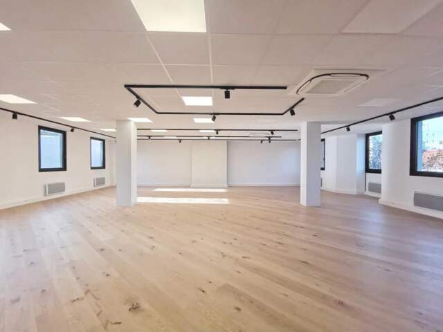 Bureaux à louer de 195 m² à Boulogne-Billancourt : accès sécurisés, ascenseur, climatisation réversible, plateau aménagé. Hall entrée rénové, pavé LED, 2ème étage traversant. Cuisine équipée, terrasse, chauffage électrique — photo du bien