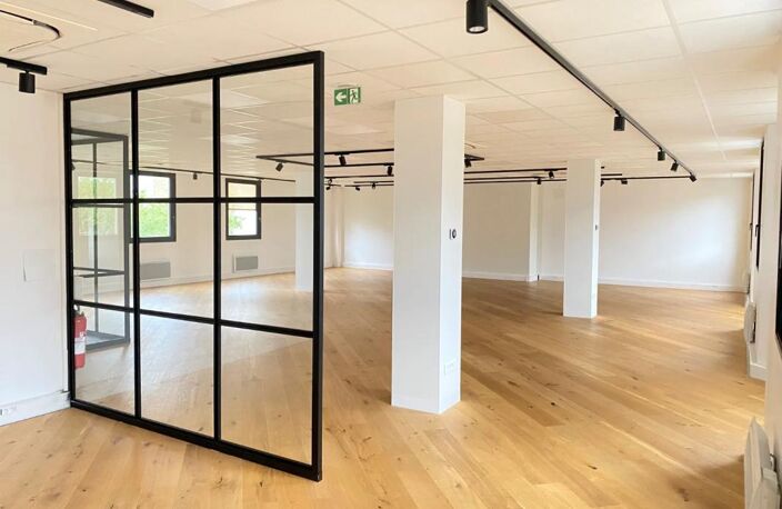 Bureaux à louer de 195 m² à Boulogne-Billancourt : accès sécurisés, ascenseur, climatisation réversible, plateau aménagé. Hall entrée rénové, pavé LED, 2ème étage traversant. Cuisine équipée, terrasse, chauffage électrique — photo 2