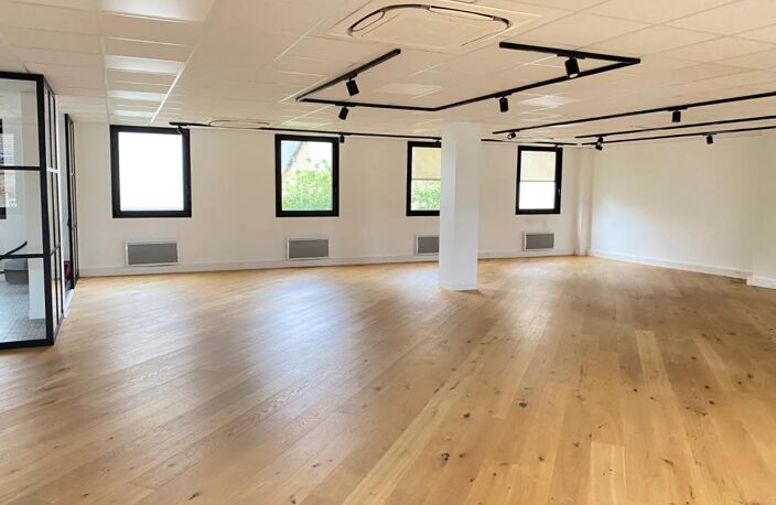 Bureaux à louer de 195 m² à Boulogne-Billancourt : accès sécurisés, ascenseur, climatisation réversible, plateau aménagé. Hall entrée rénové, pavé LED, 2ème étage traversant. Cuisine équipée, terrasse, chauffage électrique — photo 3