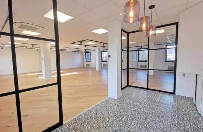 Bureaux à louer de 195 m² à Boulogne-Billancourt : accès sécurisés, ascenseur, climatisation réversible, plateau aménagé. Hall entrée rénové, pavé LED, 2ème étage traversant. Cuisine équipée, terrasse, chauffage électrique — photo 4