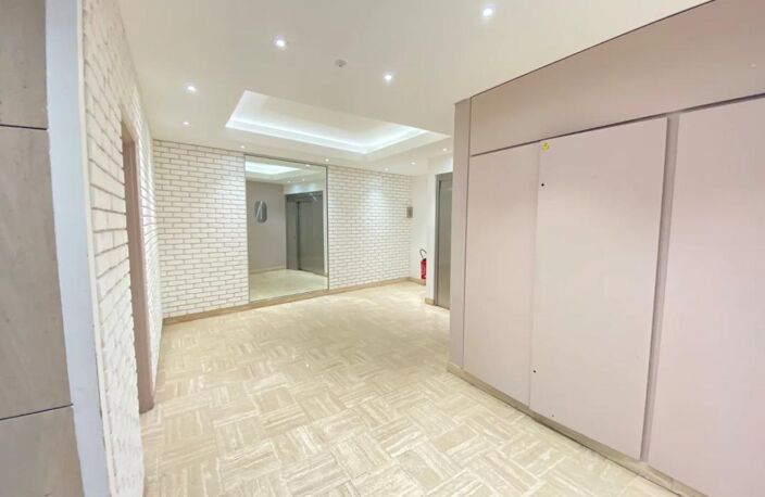 Bureaux à louer de 195 m² à Boulogne-Billancourt : accès sécurisés, ascenseur, climatisation réversible, plateau aménagé. Hall entrée rénové, pavé LED, 2ème étage traversant. Cuisine équipée, terrasse, chauffage électrique — photo 5