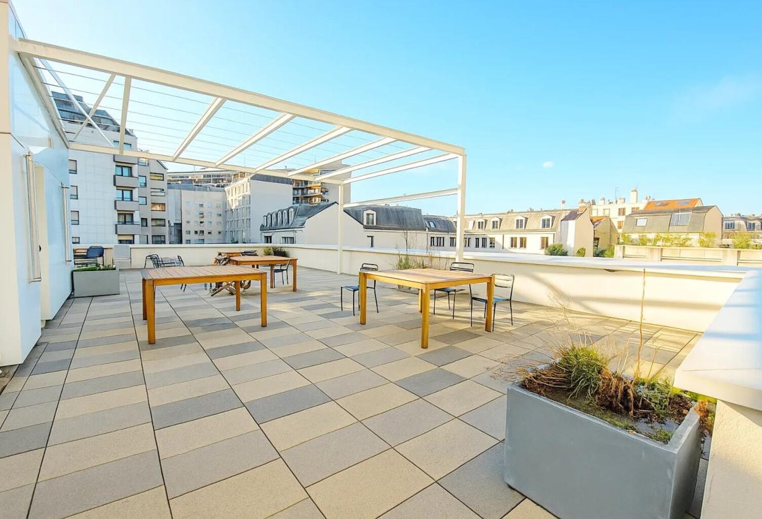 Loyer 260 € chargé /m²/an hors TF et TB - jusqu'a 8 postes de travail. Grande terrasse commune. A Boulogne-Billancourt dans un bel immeuble restructuré, proche métro — photo 1