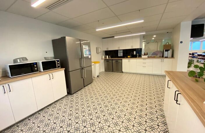 Loyer 260 € chargé /m²/an hors TF et TB - jusqu'a 8 postes de travail. Grande terrasse commune. A Boulogne-Billancourt dans un bel immeuble restructuré, proche métro — photo 3
