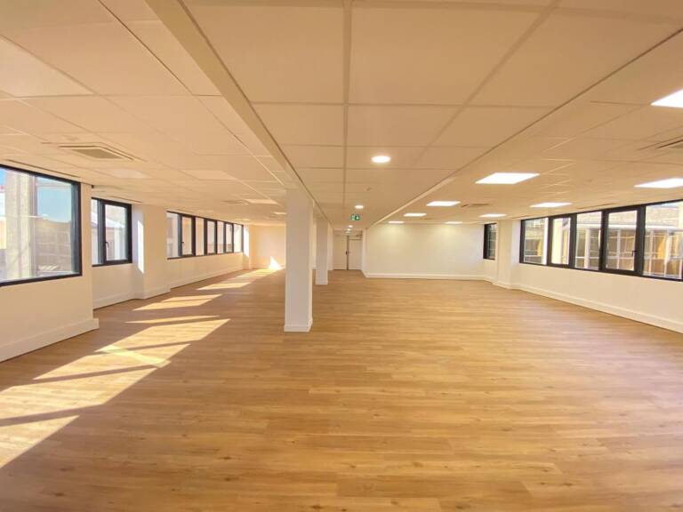 Bureaux à louer de 841 m² divisibles en 3 lots, en centre ville de Boulogne Billancourt. Accès PMR, Contrôle d'accès, 2 ascenseurs, RIE, Fibre optique, Climatisation réversible. Aménagement flexible — photo 1
