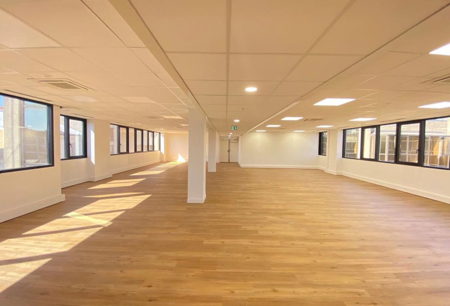 Bureaux à louer de 841 m² divisibles en 3 lots, en centre ville de Boulogne Billancourt. Accès PMR, Contrôle d'accès, 2 ascenseurs, RIE, Fibre optique, Climatisation réversible. Aménagement flexible — photo 1