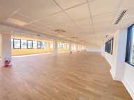 Bureaux à louer de 841 m² divisibles en 3 lots, en centre ville de Boulogne Billancourt. Accès PMR, Contrôle d'accès, 2 ascenseurs, RIE, Fibre optique, Climatisation réversible. Aménagement flexible — photo 2