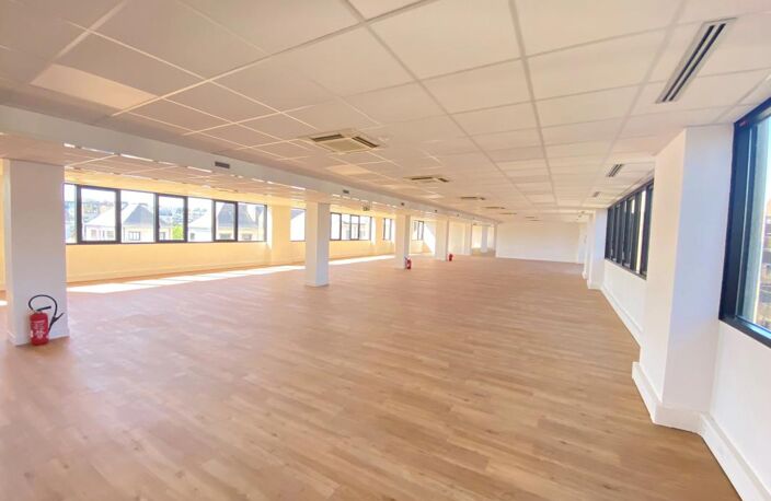 Bureaux à louer de 841 m² divisibles en 3 lots, en centre ville de Boulogne Billancourt. Accès PMR, Contrôle d'accès, 2 ascenseurs, RIE, Fibre optique, Climatisation réversible. Aménagement flexible — photo 2