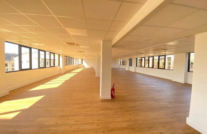 Bureaux à louer de 841 m² divisibles en 3 lots, en centre ville de Boulogne Billancourt. Accès PMR, Contrôle d'accès, 2 ascenseurs, RIE, Fibre optique, Climatisation réversible. Aménagement flexible — photo 3