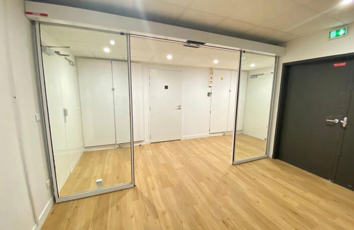 Bureaux à louer de 841 m² divisibles en 3 lots, en centre ville de Boulogne Billancourt. Accès PMR, Contrôle d'accès, 2 ascenseurs, RIE, Fibre optique, Climatisation réversible. Aménagement flexible — photo 4