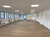 Bureaux à louer de 1648m² à Issy Les Moulineaux. Immeuble moderne, accès sécurisé, bureaux en open-space, climatisation double flux. Idéal pour entreprise en recherche de flexibilité — photo 3