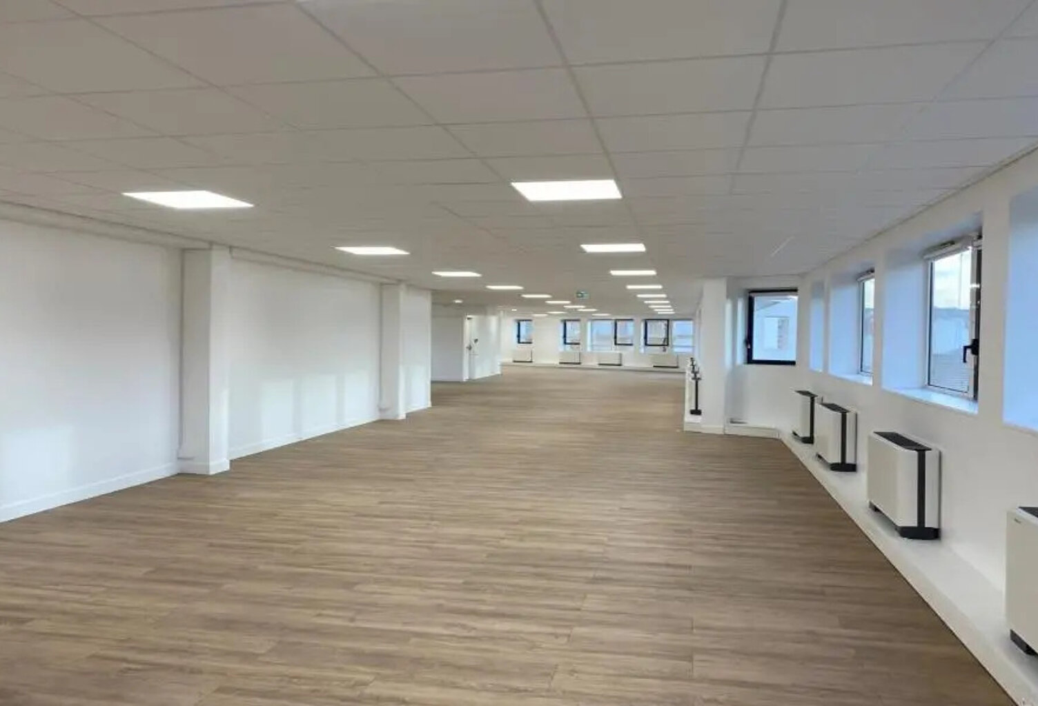 Bureaux à louer de 1648m² à Issy Les Moulineaux. Immeuble moderne, accès sécurisé, bureaux en open-space, climatisation double flux. Idéal pour entreprise en recherche de flexibilité — photo 1