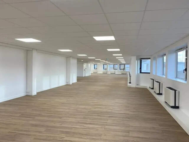Bureaux à louer de 1648m² à Issy Les Moulineaux. Immeuble moderne, accès sécurisé, bureaux en open-space, climatisation double flux. Idéal pour entreprise en recherche de flexibilité — photo du bien