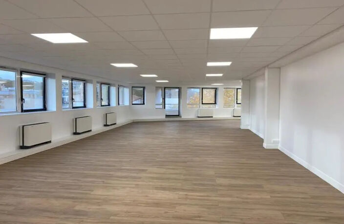 Bureaux à louer de 1648m² à Issy Les Moulineaux. Immeuble moderne, accès sécurisé, bureaux en open-space, climatisation double flux. Idéal pour entreprise en recherche de flexibilité — photo 3