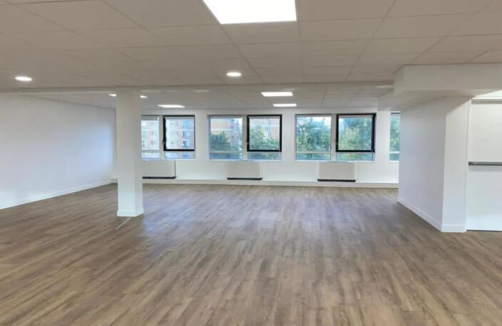 Bureaux à louer de 1648m² à Issy Les Moulineaux. Immeuble moderne, accès sécurisé, bureaux en open-space, climatisation double flux. Idéal pour entreprise en recherche de flexibilité — photo 5