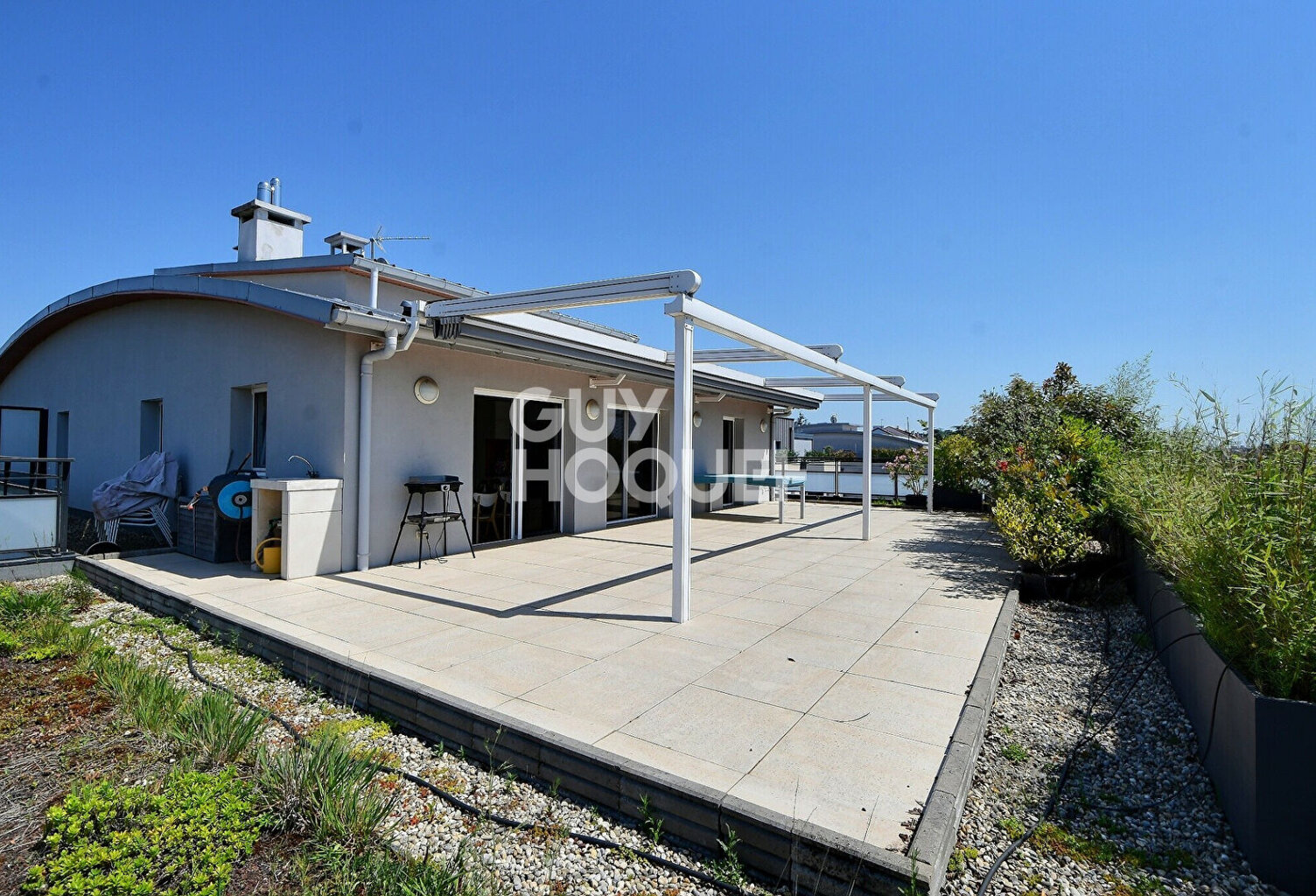 Bron Eglise - Appartement T2 de 76m² , dernier étage, grande terrasse sans vis-à-vis - Bron (69500) — photo 1