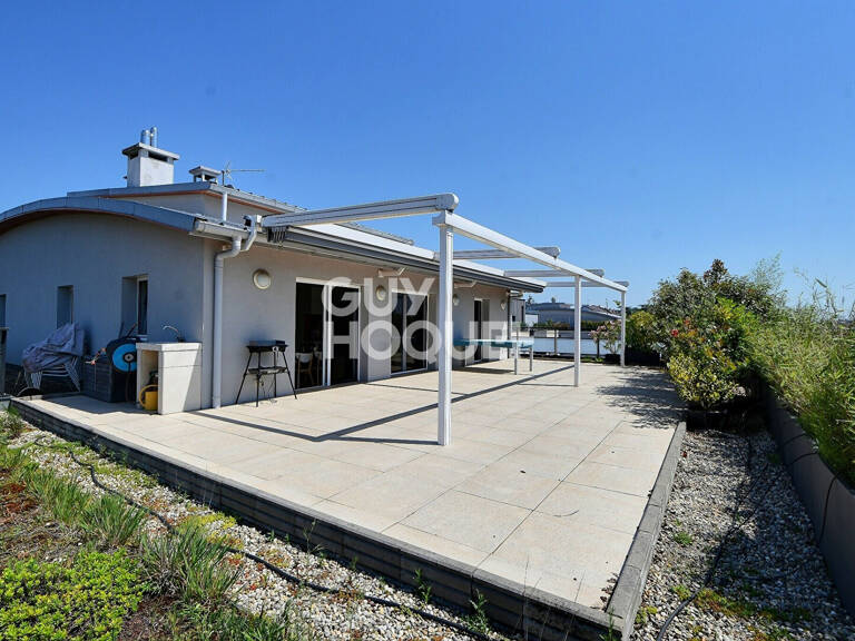 Bron Eglise - Appartement T2 de 76m² , dernier étage, grande terrasse sans vis-à-vis - Bron (69500) — photo 1