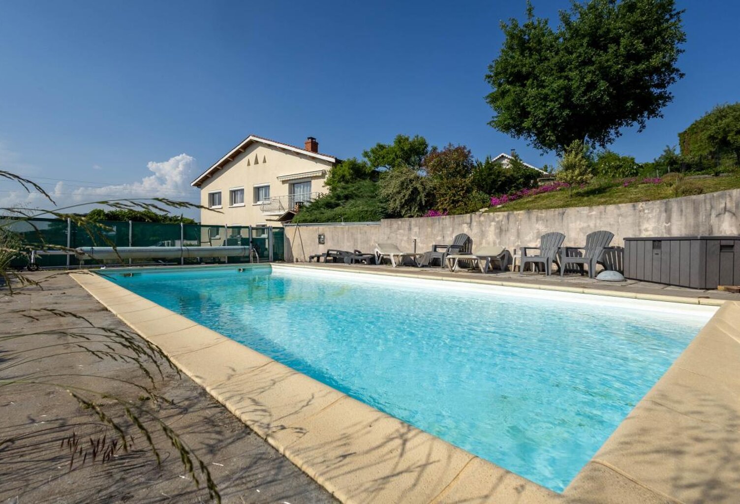 Maison sur sous-sol aménagé avec vue dégagée et piscine — photo 1