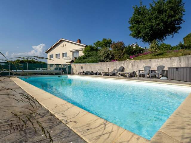 Maison sur sous-sol aménagé avec vue dégagée et piscine — photo du bien