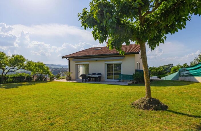 Maison sur sous-sol aménagé avec vue dégagée et piscine — photo 2