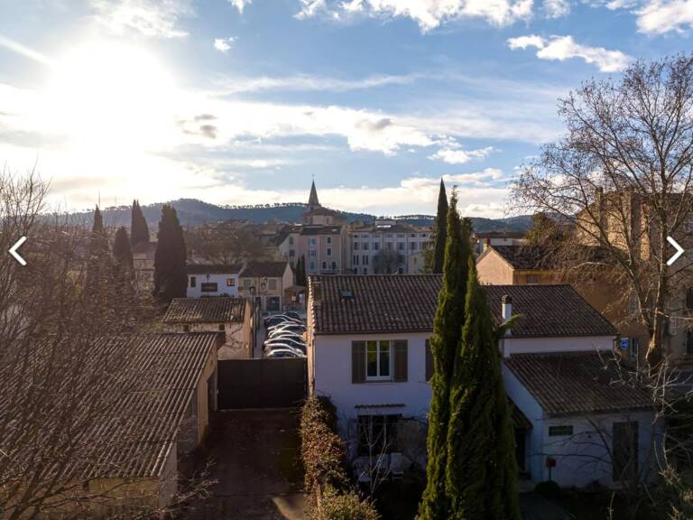 APPARTEMENT NEUF TYPE 3 DERNIER ÉTAGE AVEC TERRASSE - NORMES PMR - RE2020 - DOUBLE PARKING PRIVATIF EN SOUS-SOL À BRIGNOLES - TVA RÉDUITE 5,5% SOUS CONDITIONS D'ÉLIGIBILITÉ (PRIX RÉDUIT À 241 068 €) !! — photo 1