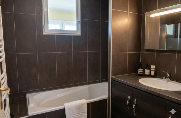 Appart. 79 m² / 3 ch. - Traversant et lumineux, vue Mont d'Or — photo 4