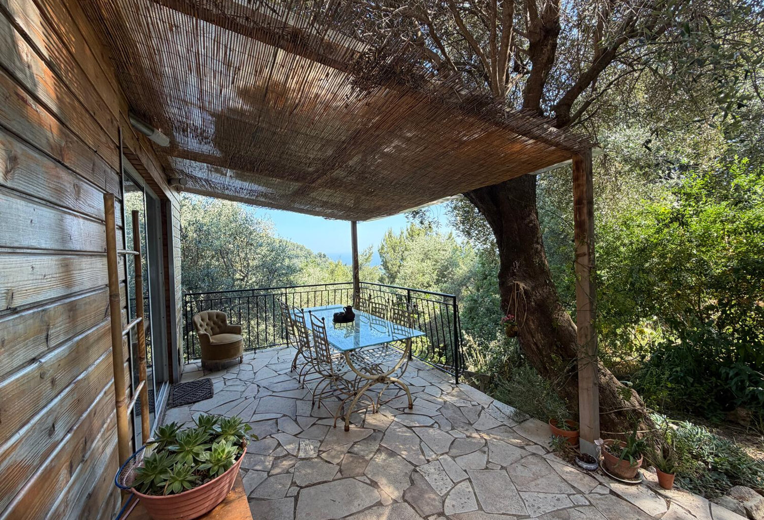 CASTELLAR : Appartement / Bas de Villa avec joli terrain - U — photo 1