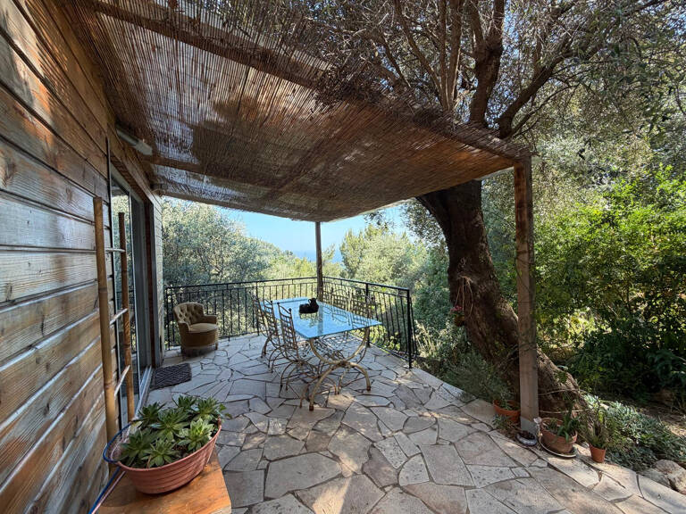 CASTELLAR : Appartement / Bas de Villa avec joli terrain - U — photo 1