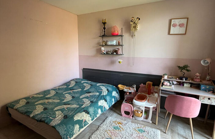 CASTELLAR : Appartement / Bas de Villa avec joli terrain - U — photo 3