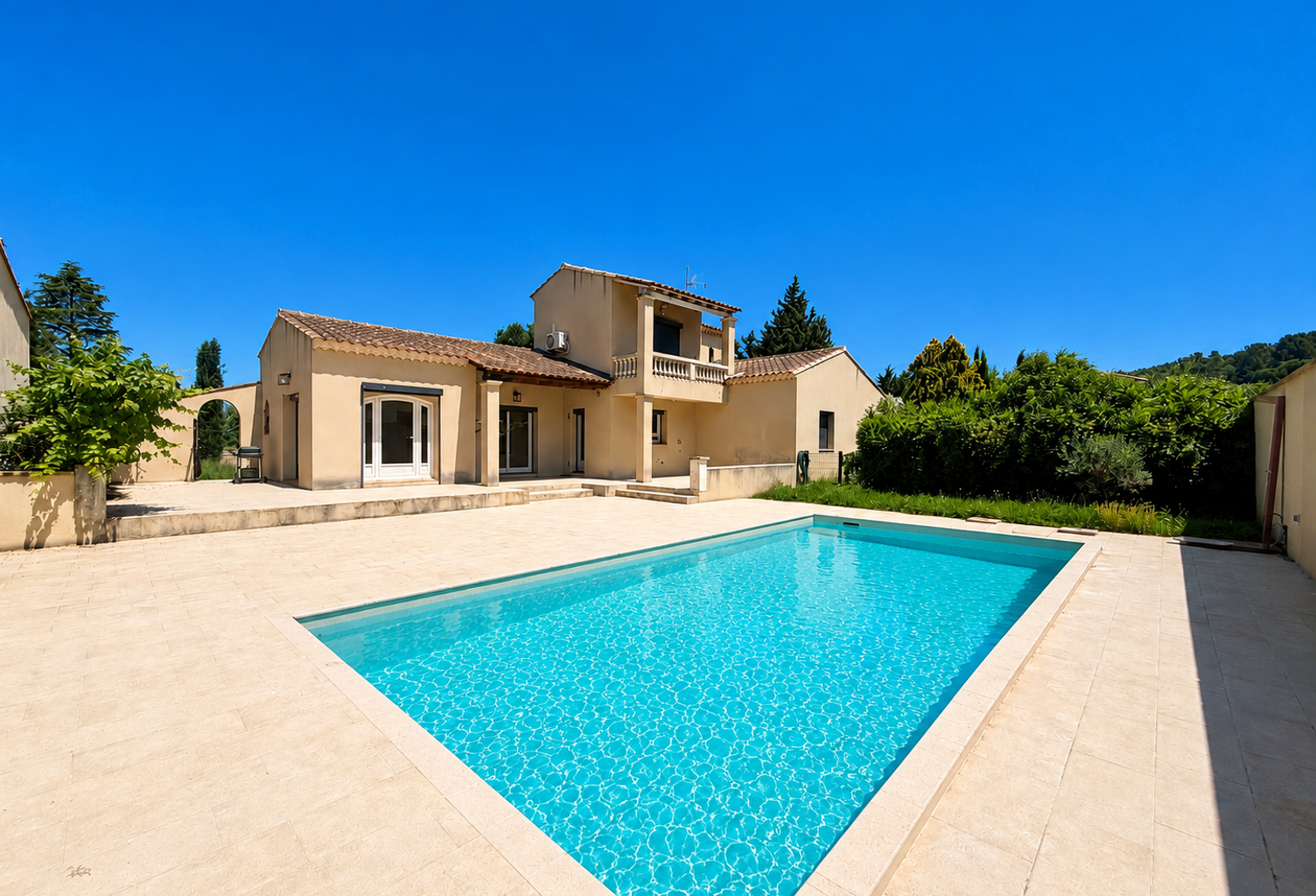 Propriété sur les hauteurs de Châteaurenard avec piscine et — photo 1