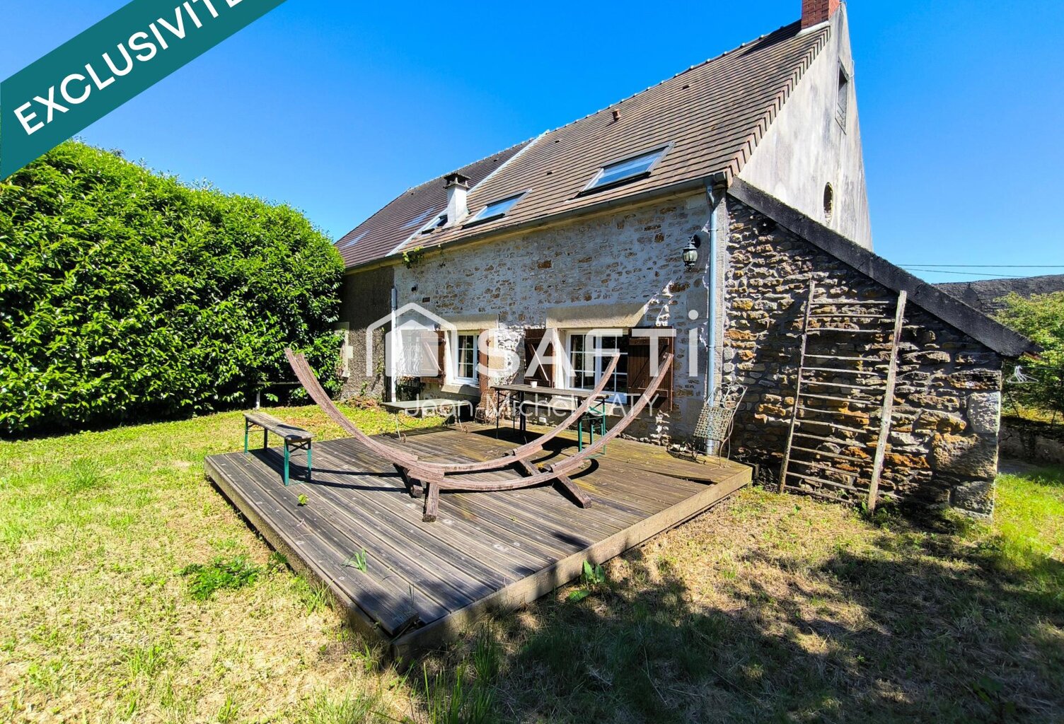 Chateauneuf Val de Bargis, maison en pierre avec 3 chambres et un beau terrain. — photo 1