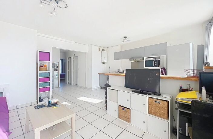 Appartement F3 traversant de 57m2 au dernier étage avec vue dégagée et rénovation énergétique votée — photo 2