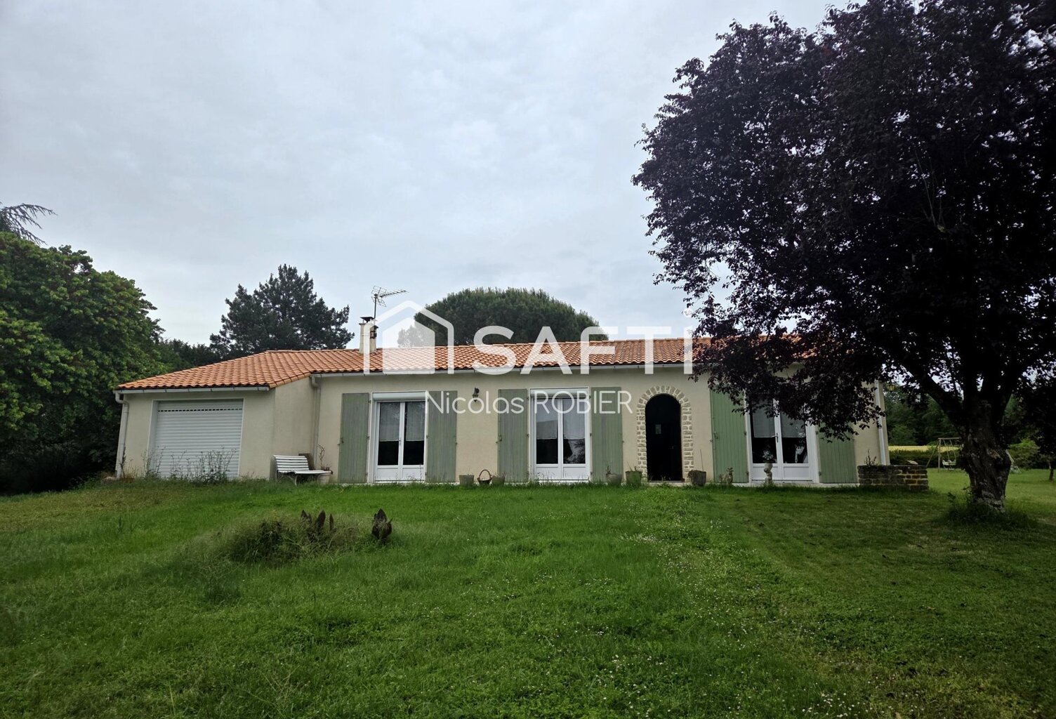 PLAIN PIED BEAUX VOLUMES AVEC GRANDE DÉPENDANCE HANGAR JARDIN AU CALME AUX PORTES DE NIORT! — photo 1