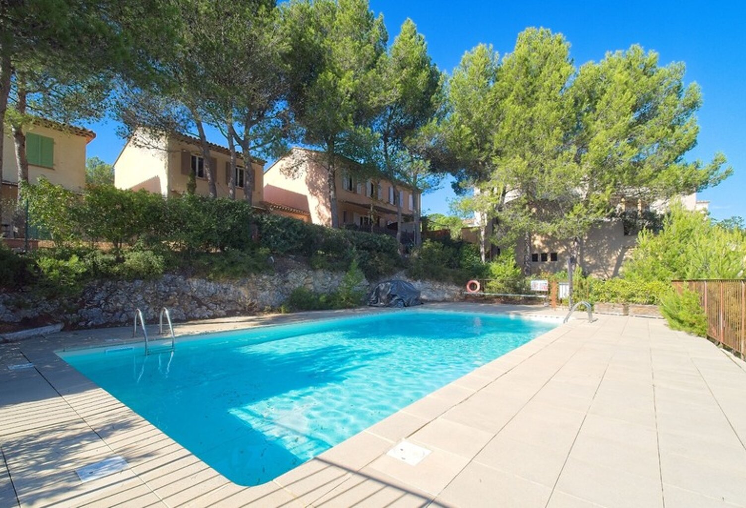MAISON FAMILIALE de 80 m2 de surface au sol,terrain 180 m2, 3 chambres, salle de bain, salle d'eau, jardin, terrasse abritée, piscine résidentielle, place de parking privative — photo 1