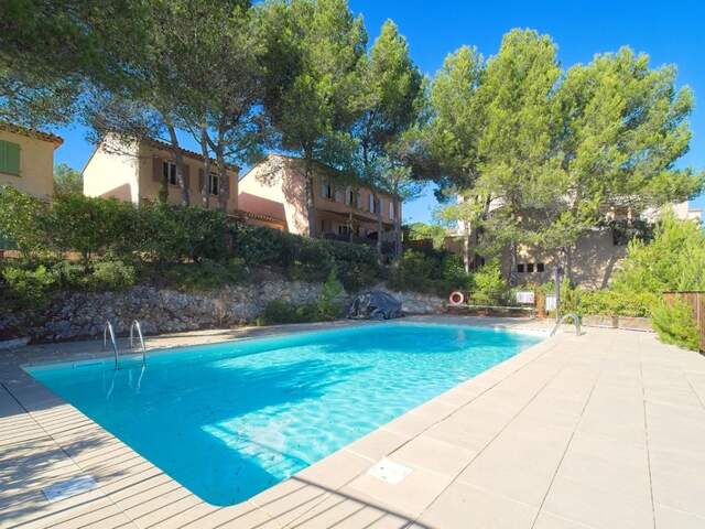 MAISON FAMILIALE de 80 m2 de surface au sol,terrain 180 m2, 3 chambres, salle de bain, salle d'eau, jardin, terrasse abritée, piscine résidentielle, place de parking privative — photo du bien