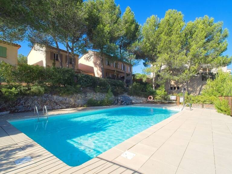 MAISON FAMILIALE de 80 m2 de surface au sol,terrain 180 m2, 3 chambres, salle de bain, salle d'eau, jardin, terrasse abritée, piscine résidentielle, place de parking privative — photo 1