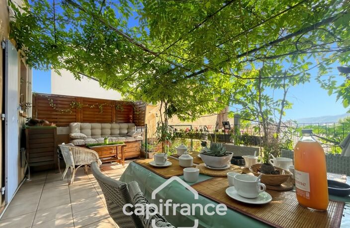 MAISON FAMILIALE de 80 m2 de surface au sol,terrain 180 m2, 3 chambres, salle de bain, salle d'eau, jardin, terrasse abritée, piscine résidentielle, place de parking privative — photo 2